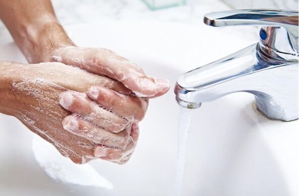 Θα πρέπει να πλένετε τα χέρια σας πριν ετοιμάσετε τροφή χωρίς γλουτένη για το παιδί σας. 
