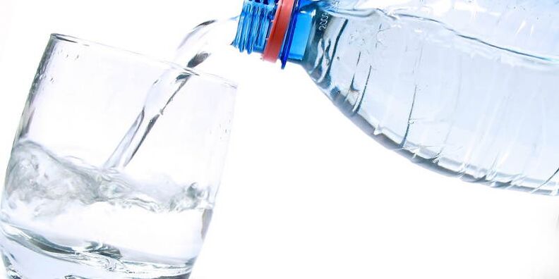 Η κατανάλωση καθαρού νερού είναι υποχρεωτική για την απώλεια βάρους στο σπίτι