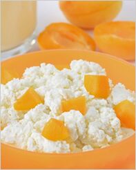 τυρί cottage με πιάτο διατροφής φρούτων για τους τεμπέλης