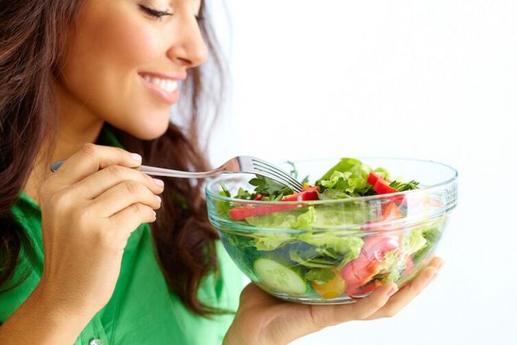τρώγοντας σαλάτα λαχανικών για απώλεια βάρους